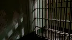 Incident incredibil în Italia. Un deținut a murit intoxicat cu fum după ce și-a incendiat salteaua și a blocat ușa celulei