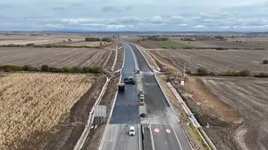 VIDEO | Autostrada Transilvania A3: Începe așternerea stratului de uzură pe lotul Chiribiș – Biharia, ajuns la 85% execuție / Șanse de finalizare înainte de termen