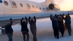 Angajaţi ai unui aeroport din Rusia concediaţi după un incident în care pasagerii au împins un avion