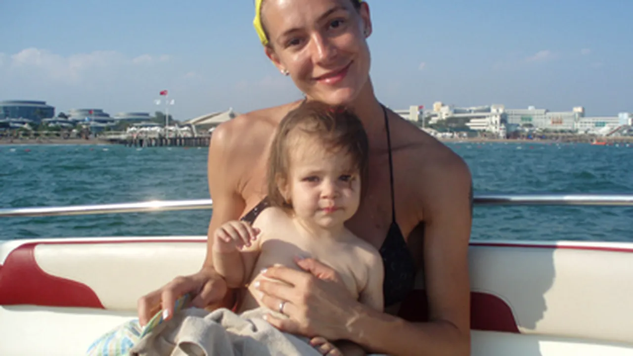 Roxana Ciuhulescu a petrecut prima vacanţă la mare împreună cu fiica ei