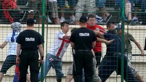 Suporteri dinamovişti au intrat pe teren la meciul cu FC Argeş, partida a fost întreruptă