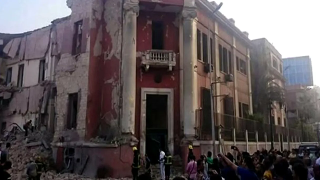 Un mort şi patru răniţi într-un atentat cu maşină-capcană la Consulatul Italiei din Cairo - VIDEO