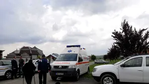 Momente grele la înmormântarea poliţitului din Timiş, împuşcat în timpul misiunii: O colegă a bărbatului a leşinat în timpul slujbei