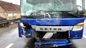 Circulaţie restricţionată în Braşov pe DN1: Şoferul unei maşini a lovit un autocar. O persoană a murit