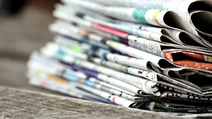 Centenar: De la presa de mână la reţeaua la îndemână. O istorie rapidă a presei româneşti