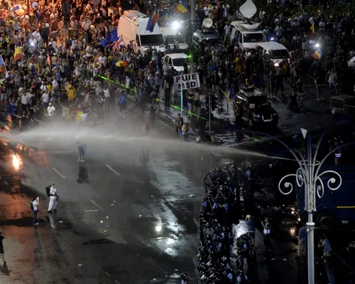RETROSPECTIVĂ MEDIAFAX 35. 2018 – Violențele din Piața Victoriei din 10 august. Românii, chemați la urne privind referendumul pentru familie. Halep câștigă primul Grand Slam din carieră
