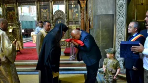 FOTO Primarul Emil Boc şi prefectul Gheorghe Ioan Vuşcan au sărutat tricolorul de Ziua Drapelului Naţional