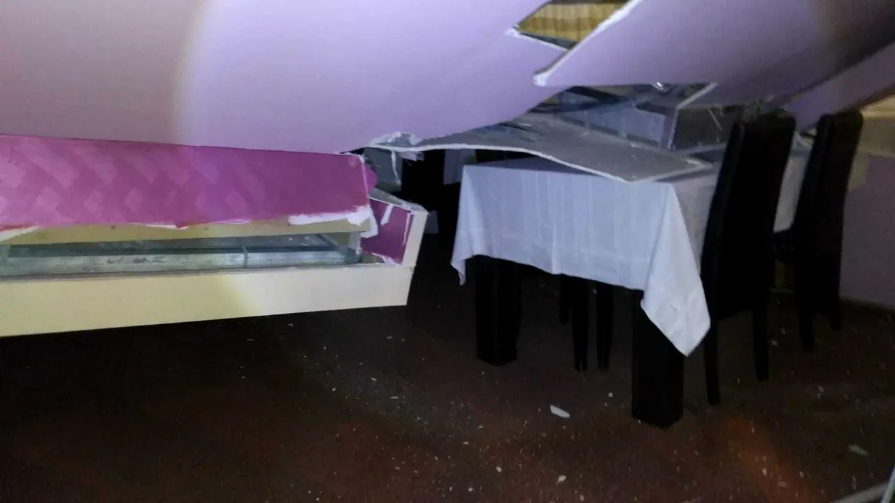 FOTO | Tavan PRĂBUŞIT peste oameni, într-un centru comercial din Vaslui. Mai mulţi răniţi, printre care şi un copil/ UPDATE: Mall-ul a fost evacuat