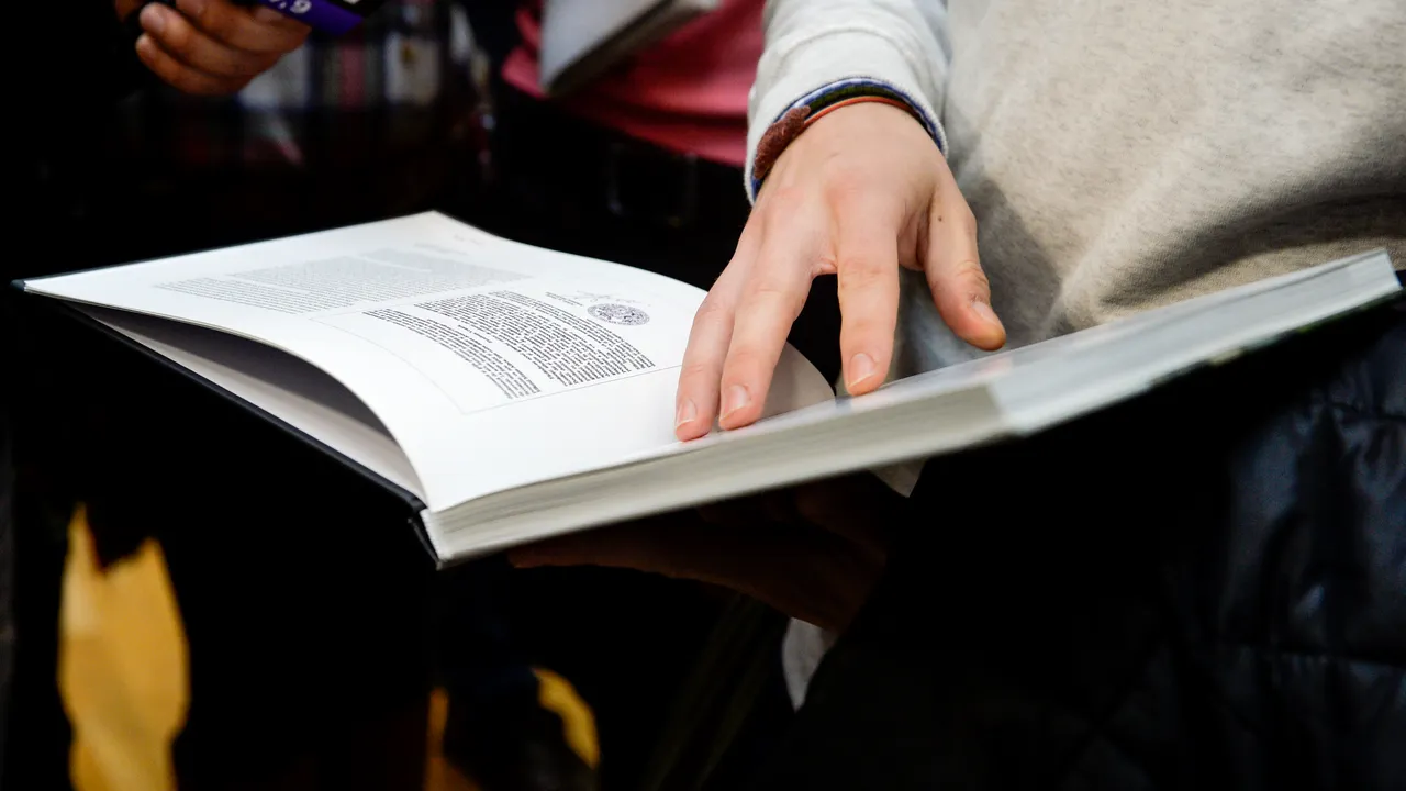Activităţile culturale, afectate de coronavirus. Cum se adaptează bibliotecile la distanţarea socială