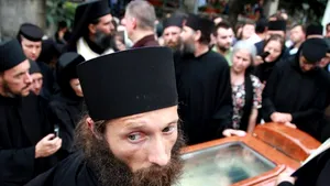Mii de persoane l-au condus pe ultimul drum pe părintele arhimandrit Arsenie Papacioc