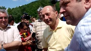 Băsescu se află la Săuceşti, localitate afectată de inundaţii