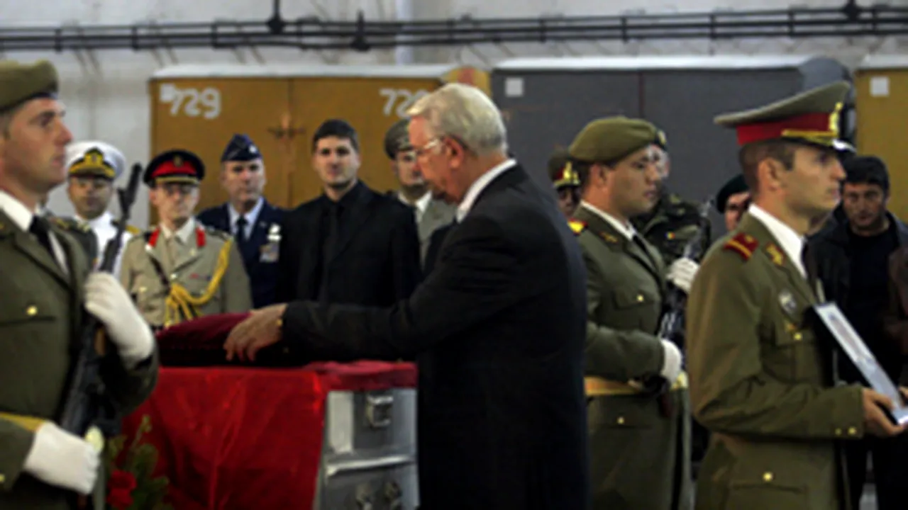 Aproximativ o mie de persoane, la funeraliile militarului ucis în Afganistan