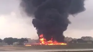 Un avion de mici dimensiuni s-a prăbuşit în Malta. Cel puţin cinci persoane au murit / Imagini cu momentul impactului - FOTO/VIDEO