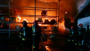 Incendiu puternic la o hală industrială din Sălaj: intervenție de amploare cu 11 autospeciale
