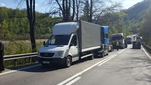 Trafic blocat pe Valea Oltului, între Vâlcea şi Sibiu, după ce un TIR a lovit trei maşini