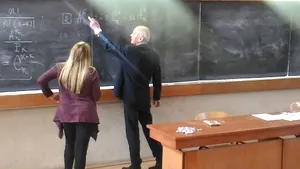 GALERIE FOTO Cursuri de matematică sâmbătă, pentru elevii de clasa a 12-a din Iaşi care nu îşi pot permite meditaţii 