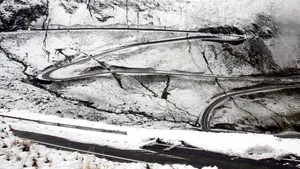 Zăpadă de 40 cm şi viscol pe Transfăgărăşan. Se circulă în condiţii de iarnă
