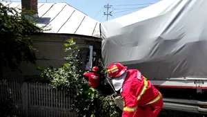 Accident grav în Dolj: Fetiţă de 7 ani, aflată în cabina unui TIR care a intrat într-o casă, rănită. Şoferul a murit