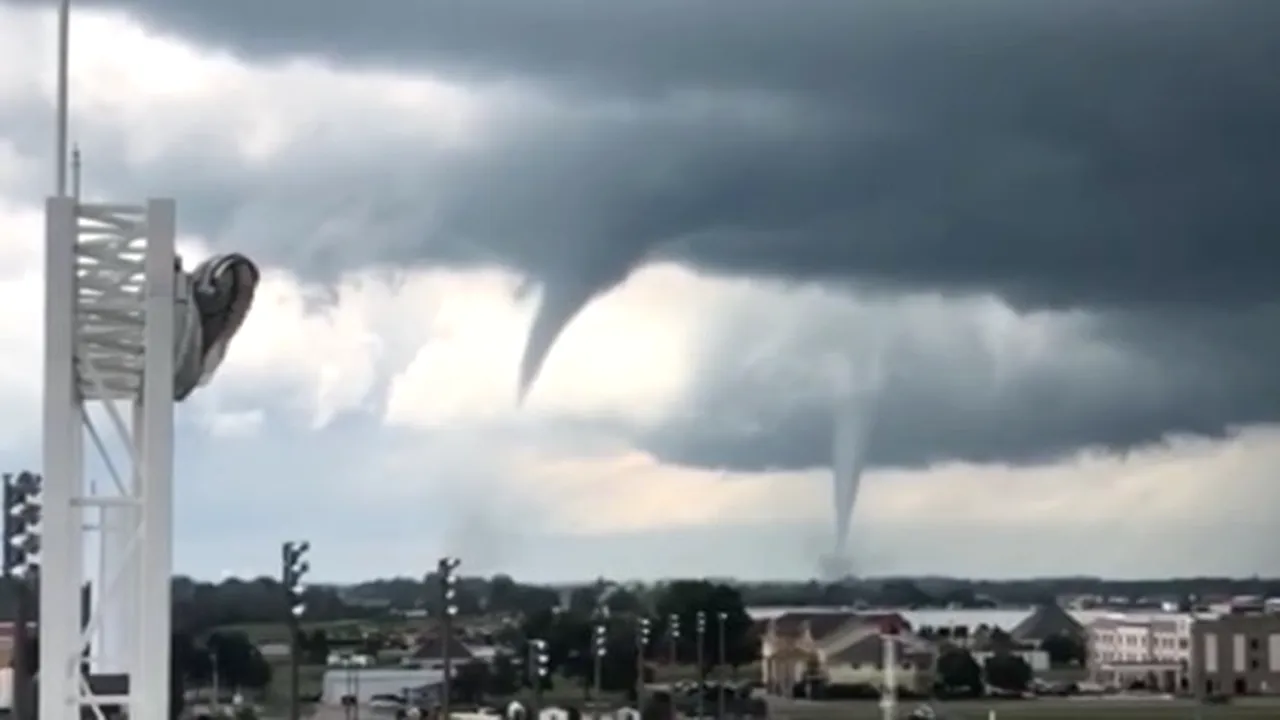 Tornade multiple au lovit în statul american Iowa: Cel puţin 17 persoane au fost rănite, iar mai multe clădiri au fost distruse | VIDEO