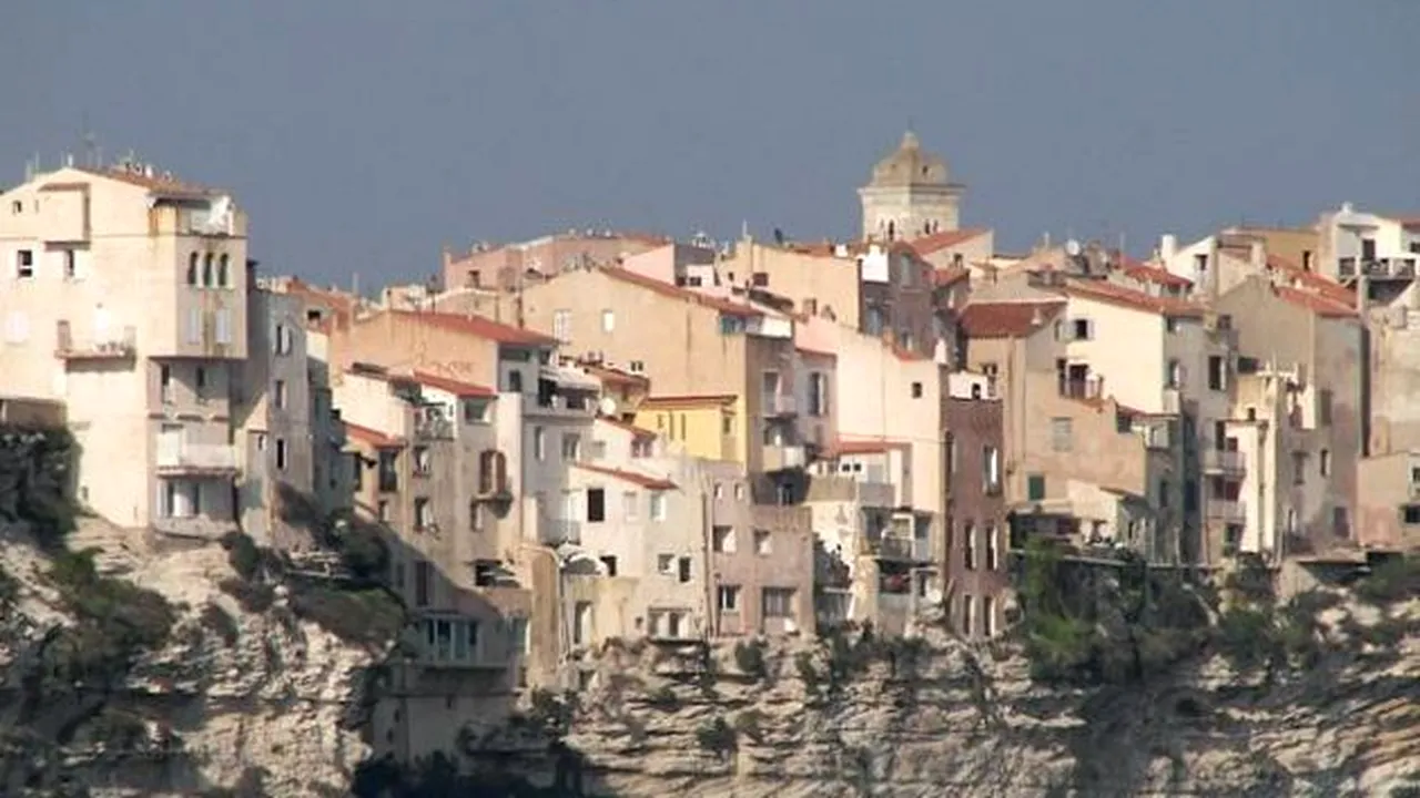 Cele mai spectaculoase destinaţii turistice suspendate