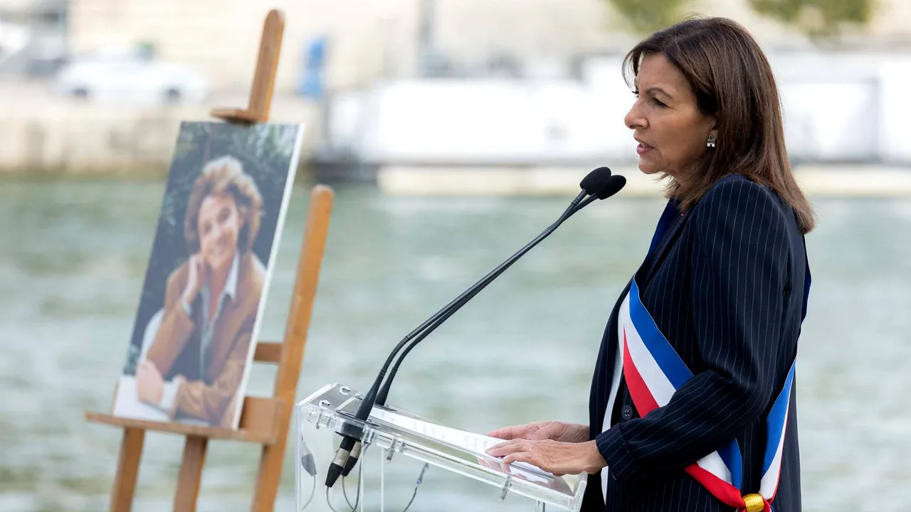 Se încinge cursa prezidenţială din Franţa. Primarul Parisului intră în cursă contra lui Emmanuel Macron şi Marine Le Pen