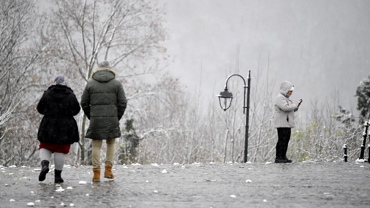 ANM a emis avertizări METEO, inclusiv un cod galben, de ninsori până luni, 28 decembrie