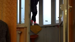 Salvată de la sinucidere, în Capitală, după o intervenţie epuizantă de 12 ore. Diversiunea prin care i-a fost distrasă atenţia femeii care ameninţa că se aruncă în gol | FOTO