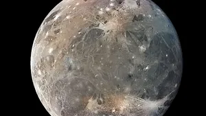 Ganymede, satelitul planetei Jupiter, ar putea avea straturi suprapuse de gheaţă şi oceane - FOTO
