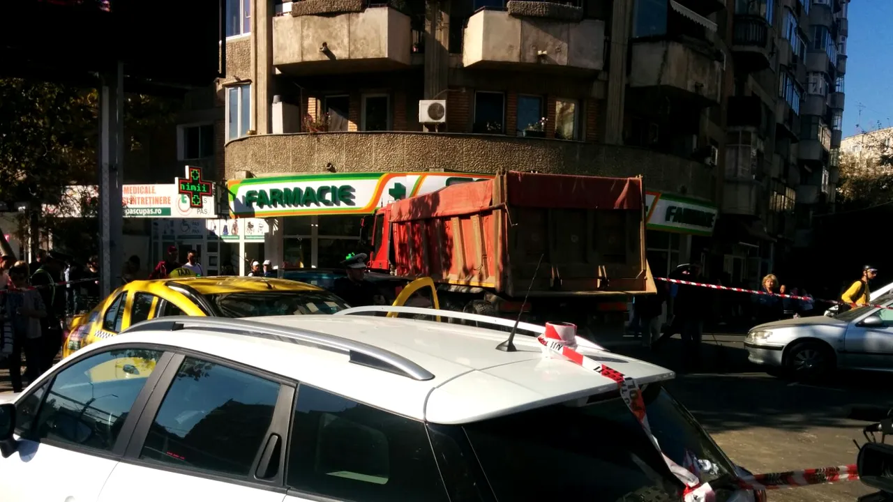 ACCIDENT în Bucureşti. Patru persoane, rănite după ce o autobasculantă a lovit trei maşini şi a pătruns pe trotuar oprind, la limită, în faţa unei farmacii  | FOTO