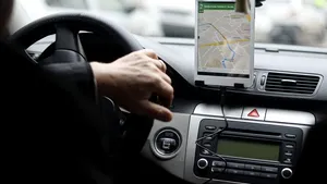 Curtea de Apel Bucureşti a SUSPENDAT decizia prin care aplicaţiile de taxi sunt obligate să aibă dispecerate