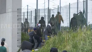 Femeile şi copiii din tabăra de imigranţi de la Calais vor fi adăpostiţi în corturi încălzite