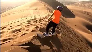 Imagini inedite. O altfel de plimbare prin deşert, pe sandboard 
