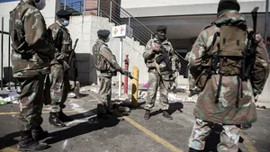 Zeci de morţi în violenţele din Africa de Sud. Preşedintele cere oprirea destabilizării ţării 