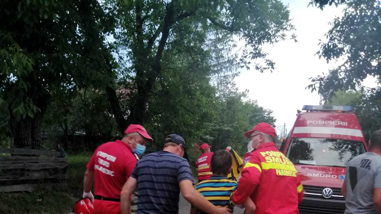 VIDEO Salvat de pompieri, după ce s-a dus să caute mingea. Peripeţiile unui băiat de 10 ani 
