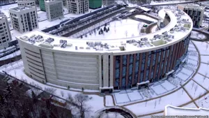 Un bloc de LUX din Moscova a fost construit fără ferestre spre sud-vest, pentru ca locatarii să nu poată vedea vila monumentală a vicepremierului | FOTO, VIDEO