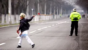 Sfaturile poliţiştilor pentru părinţii ai căror copii merg la colindat. La ce trebuie să fie atenţi 