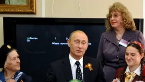 Putin a intonat un cântec sovietic, alături de o elevă care se emoţionase - VIDEO