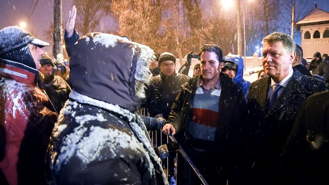 Iohannis a încercat să discute cu protestatarii din faţa Palatului Cotroceni, însă după două minute a renunţat. Aproximativ 150 de oameni s-au strâns la mitingul pro-PSD