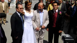 Băsescu a băut o cafea în centrul Clujului, fotografiindu-se cu un cuplu de miri