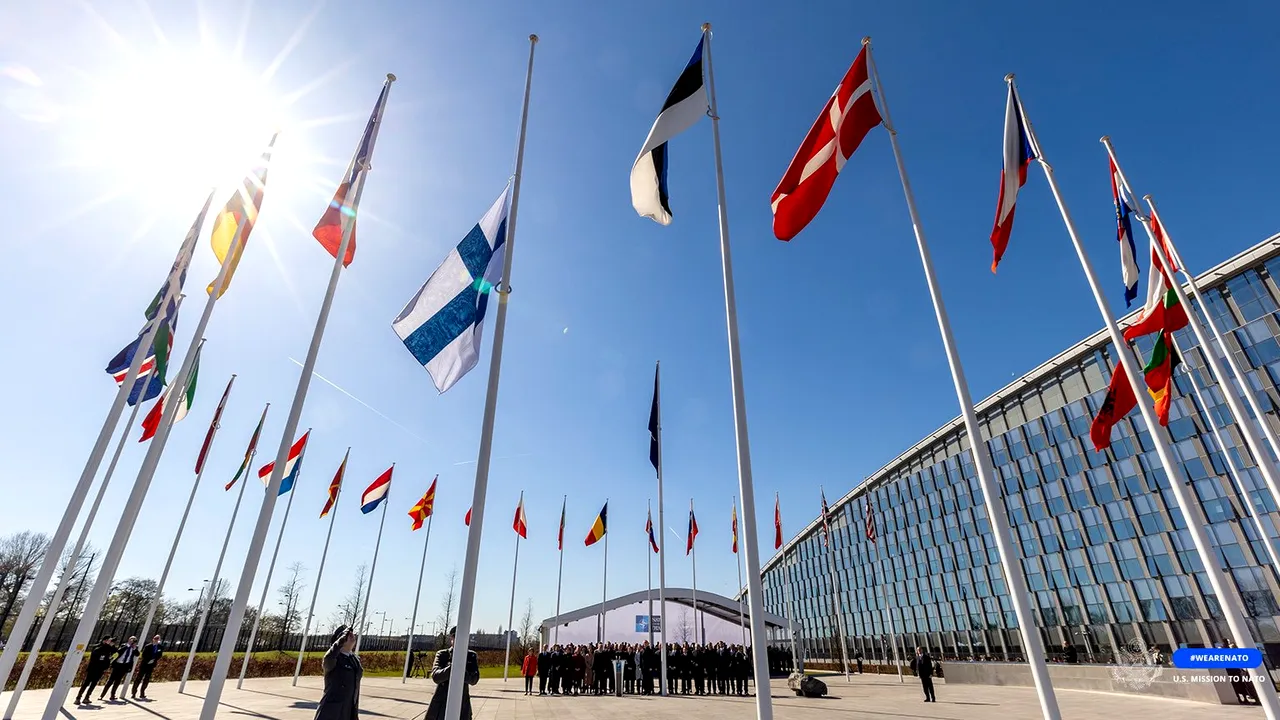 Geoană: Astăzi, pentru prima dată în istorie, am ridicat steagul Finlandei la sediul NATO