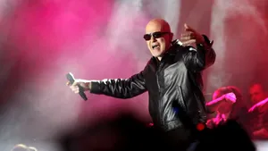 Cine este Stanislav Trifonov, excentricul cântăreţ şi om de televiziune care a produs mare surpriză a alegerilor din Bulgaria