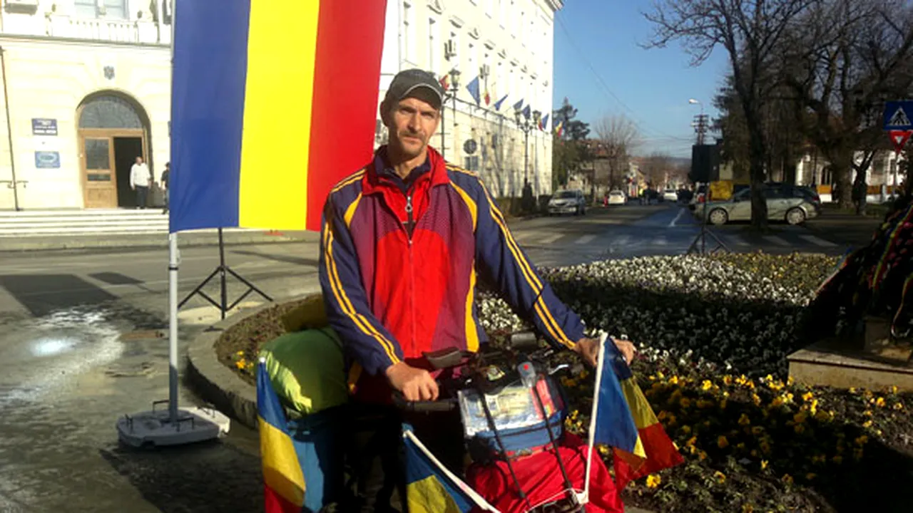 REPORTAJ: Un lugojan a mers cu bicicleta la Alba Iulia, de 1 Decembrie, ca să arate că iubeşte România - FOTO
