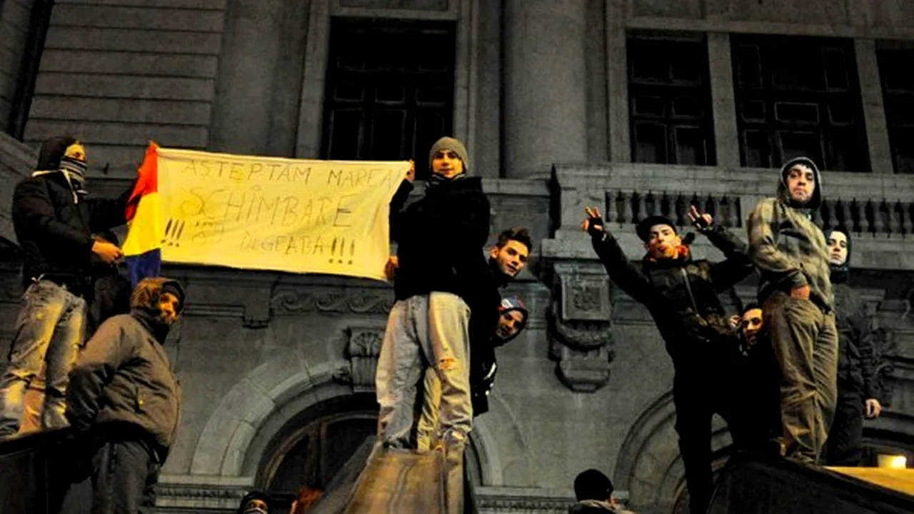 Studenţii au trecut pe la MECTS în drum spre Piaţa Universităţii, pentru a cere demisia lui Funeriu