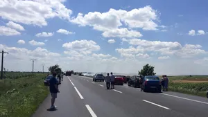 Trafic cu restricţii în apropiere de Buzău, după ce o maşină a luat foc pe DN 85 - GALERIE FOTO
