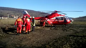 Nouă persoane au fost rănite după impactul între trei maşini, în Mureş. A fost solicitat elicopterul SMURD 