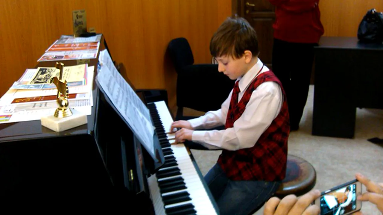 REPORTAJ: Un copil de 11 ani, pianist premiat la concursuri, a rămas orfan şi are nevoie de ajutor - FOTO