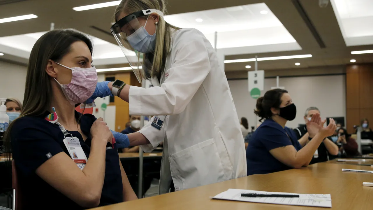 Persoanele vaccinate anti-COVID în România vor primi adeverinţe. „E ca un fel de bilet de ieşire din spital”