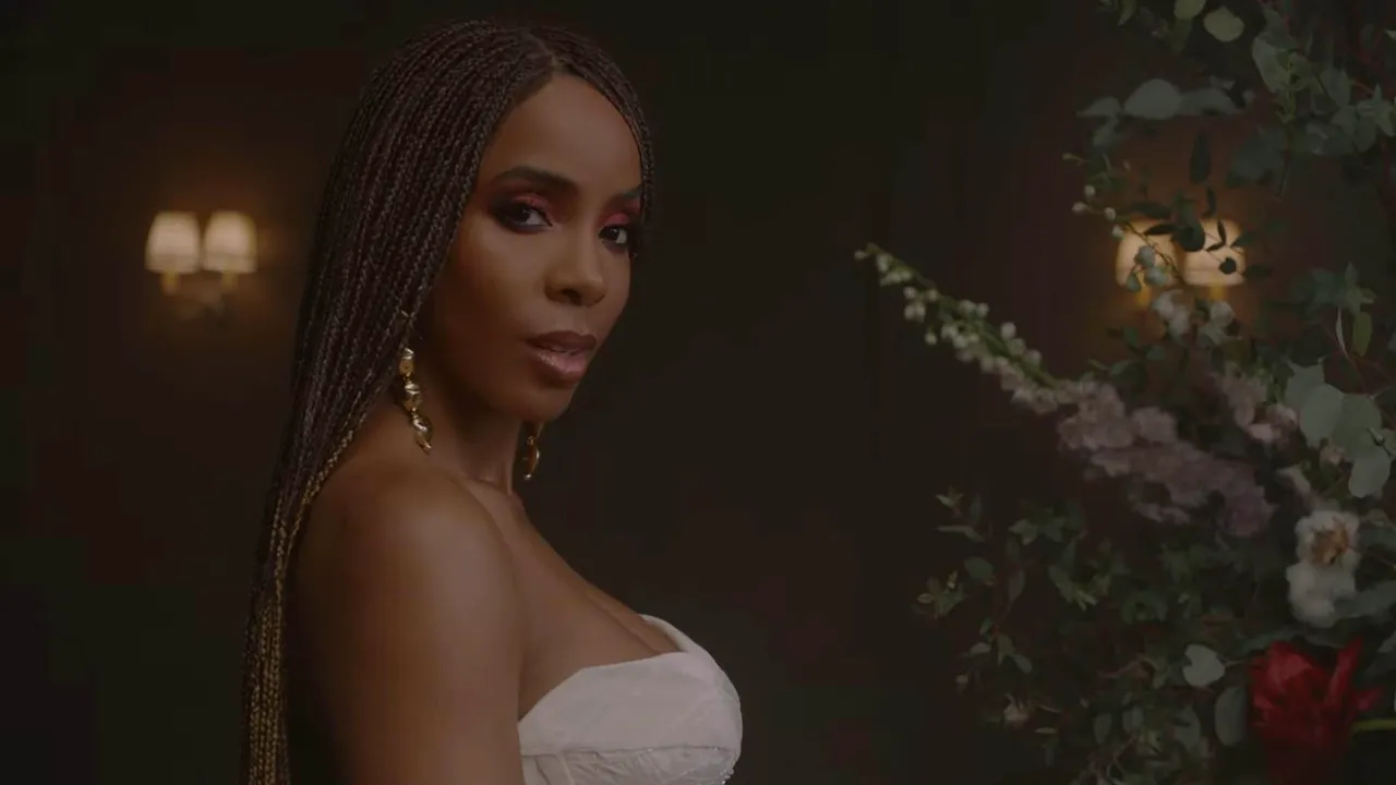 Noua melodie a cântăreţei Kelly Rowland inspiră copii din Africa. Aceştia au dansat pe melodia artistei pentru a strânge fonduri necesare construirii unei şcoli