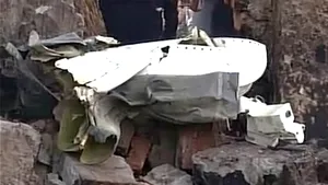 Zece morţi la New Delhi, după ce un avion de mici dimensiuni s-a lovit de un zid şi a luat foc - VIDEO