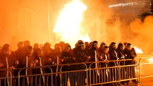 Cel puțin 16 polițiști răniți și 13 arestări după protestele violente din Tirana